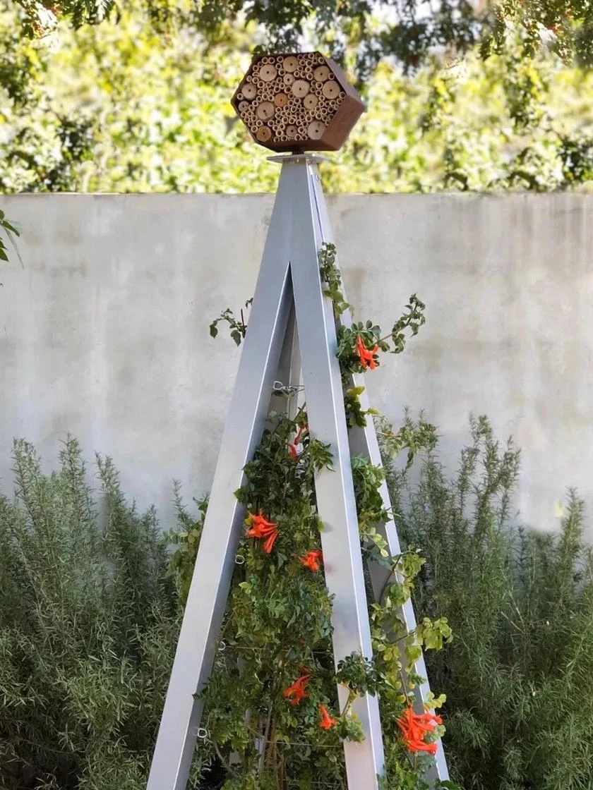 Bee Bungalow + Akoris Garden Tuteur Sr. - Image 6