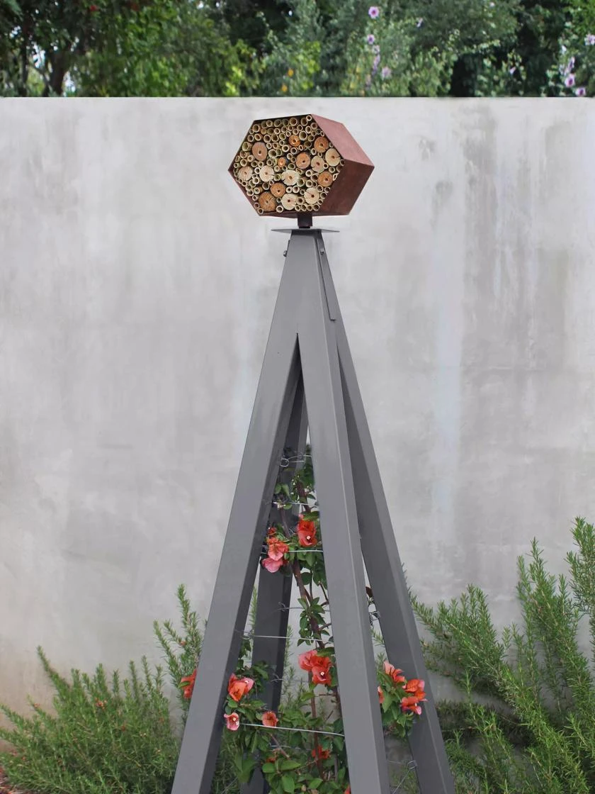 Bee Bungalow + Akoris Garden Tuteur Sr. - Image 2